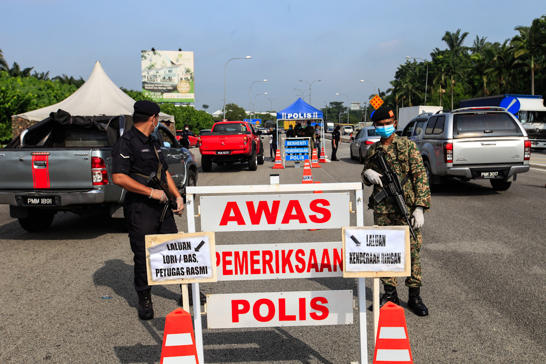 Police and Armed Forces personnel conduct checks on vehicles at the Jawi Toll Plaza in Penang May 19, 2020. u00e2u20acu201d Picture by Sayuti Zainudin