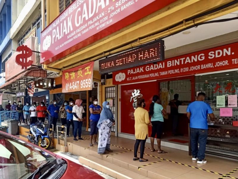 据悉，位于新山柏龄花园当店，在早上9时30分已经出现人潮。-Ben Tan摄-