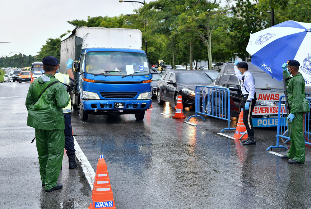 Police and army personnel man a roadblock at Kuching International Airport to prevent people going for the u00e2u20acu02dcbalik kampungu00e2u20acu2122 rush for Aidilfitri, May 18, 2020. u00e2u20acu201d Bernama pic 
