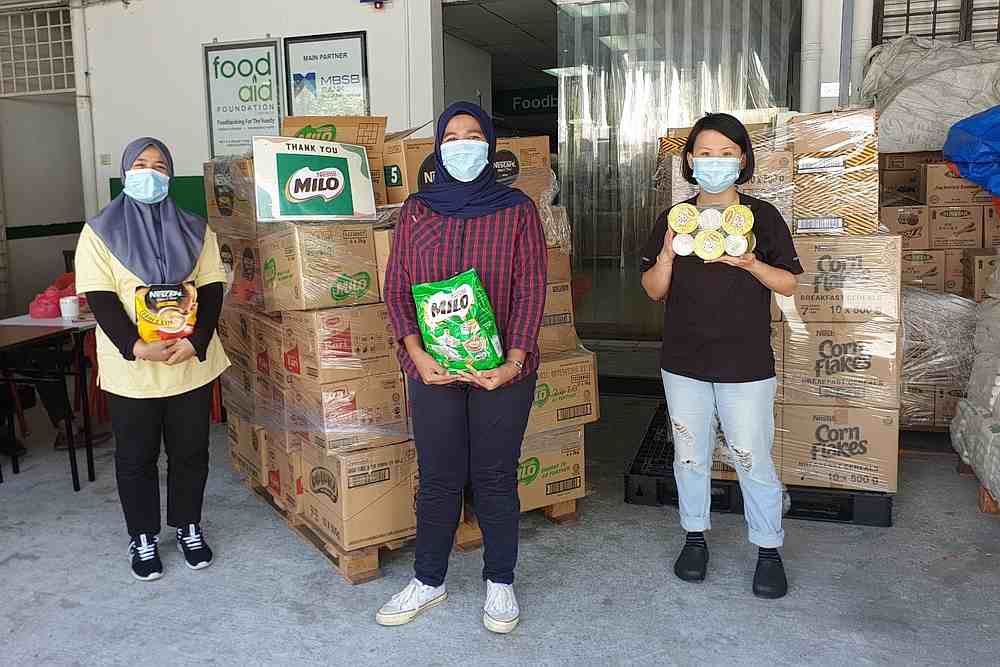 粮食援助基金会旗下的志工，感谢Milo所提供的援助包。-Milo Malaysia供图-