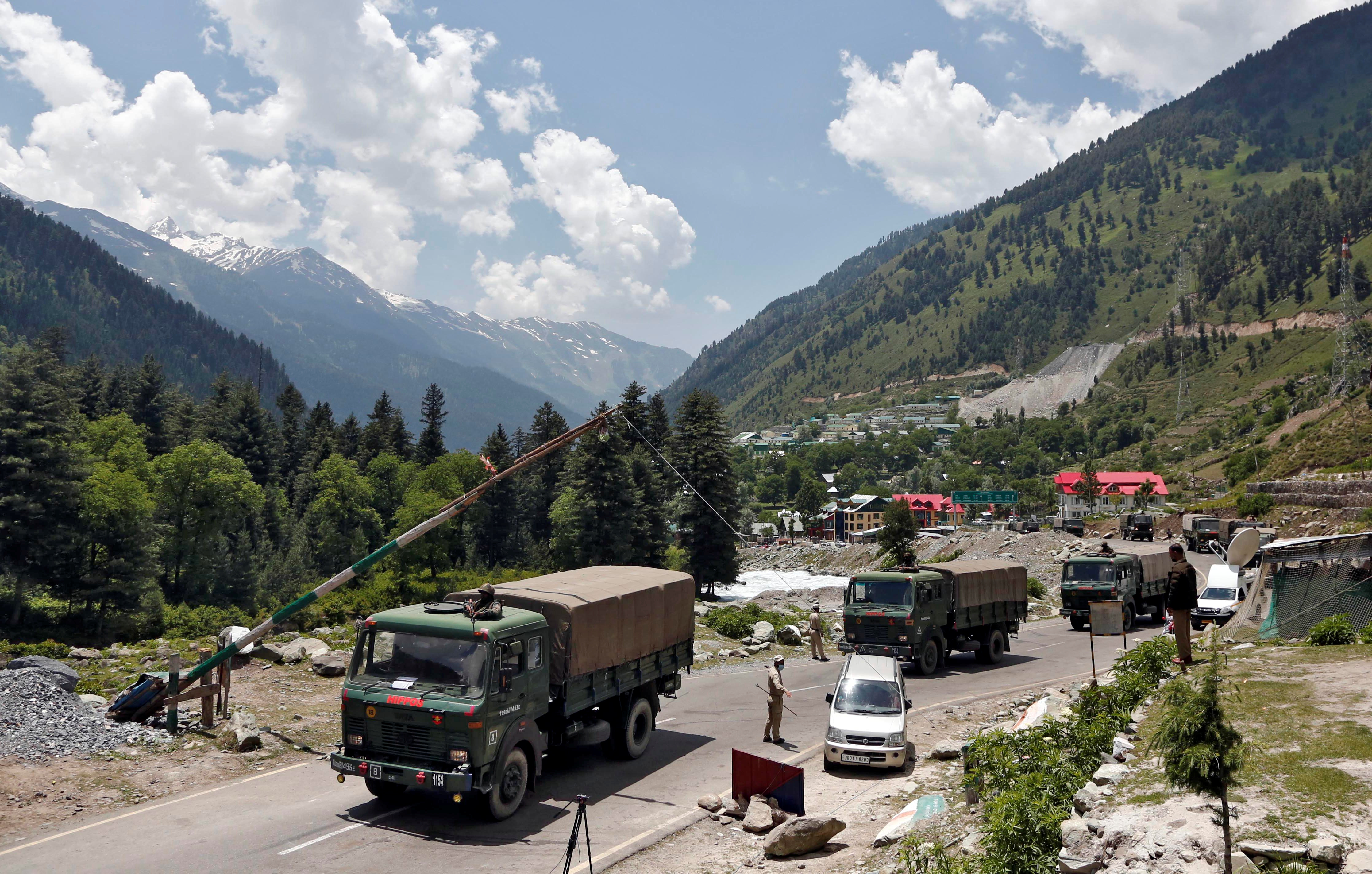 冲突发生后，中印双方还向喜马拉雅山麓的边境地区增派了数千兵力。图示印军的运输车队周三向拉达克周边哨所运输大批物资。-路透社-