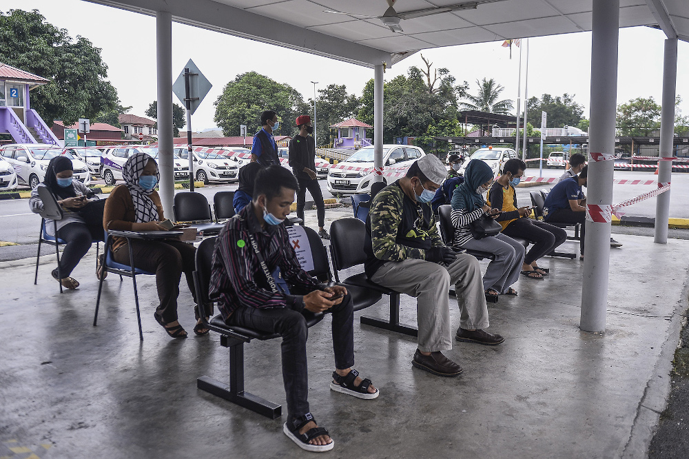 Driving school students practising social distancing at Institut Memandu Kecemerlangan Latihan (IMKL) on first day of operations in Setapak June 1, 2020. u00e2u20acu201d Picture by Miera Zulyana
