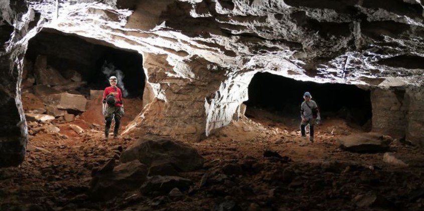 帕哈萨帕石窟团队进入高4.5公尺、宽18公尺洞穴后，马上发现这里竟然是一个废弃的石膏矿场。-图取自网络-