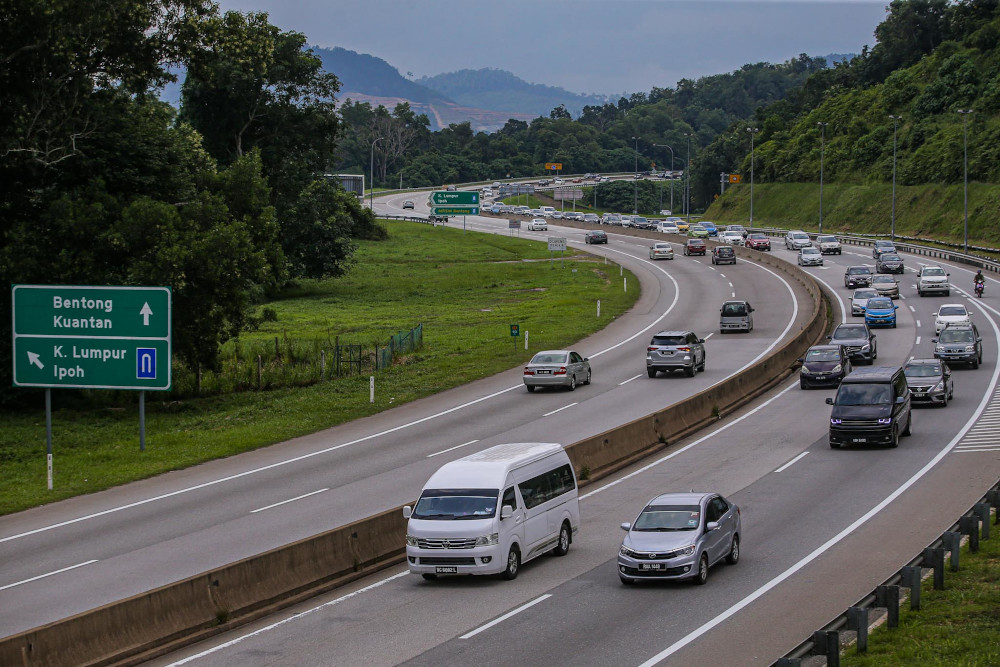 A general view of the traffic on the LPT highway on June 28, 2020. u00e2u20acu201d Picture by Hari Anggara