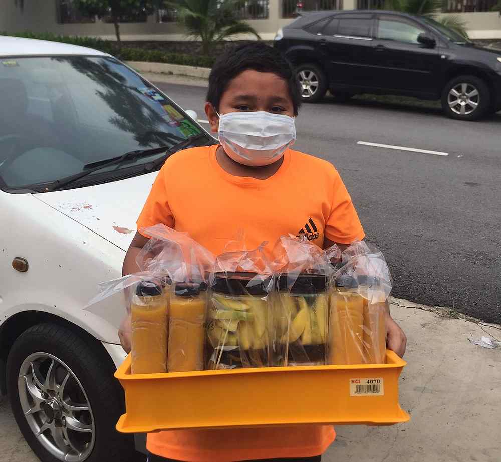 由于妈妈在做着腌芒果的生意，所以不用愁货源的丹尼斯就帮忙打汁装罐售卖赚钱买PS4。-摘自Sally_Dinie推特-