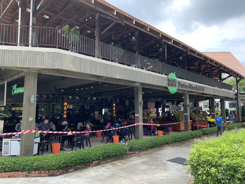 该店也遵守社交距离及卫生安全措施，让顾客能够好好的享受榴梿。-Durianman SS2供图-