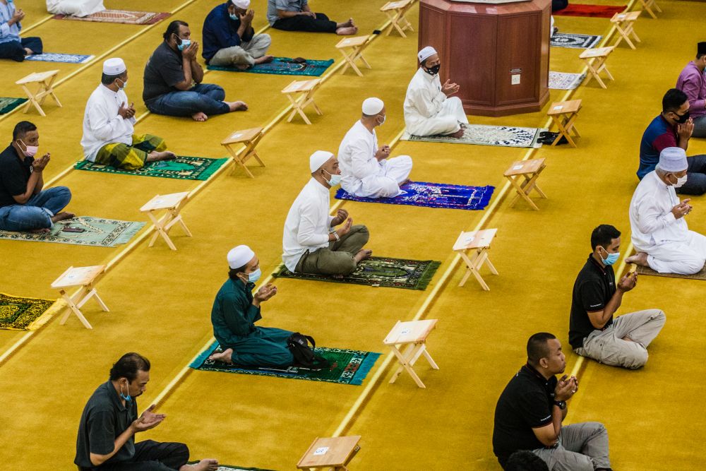 Malaysian Muslims observe social distancing while performing Friday prayers at the Al-Hidayah Mosque during recovery movement control order in Kampung Sungai Penchala, Segambut June 12, 2020. u00e2u20acu201d Picture by Firdaus Latifnn