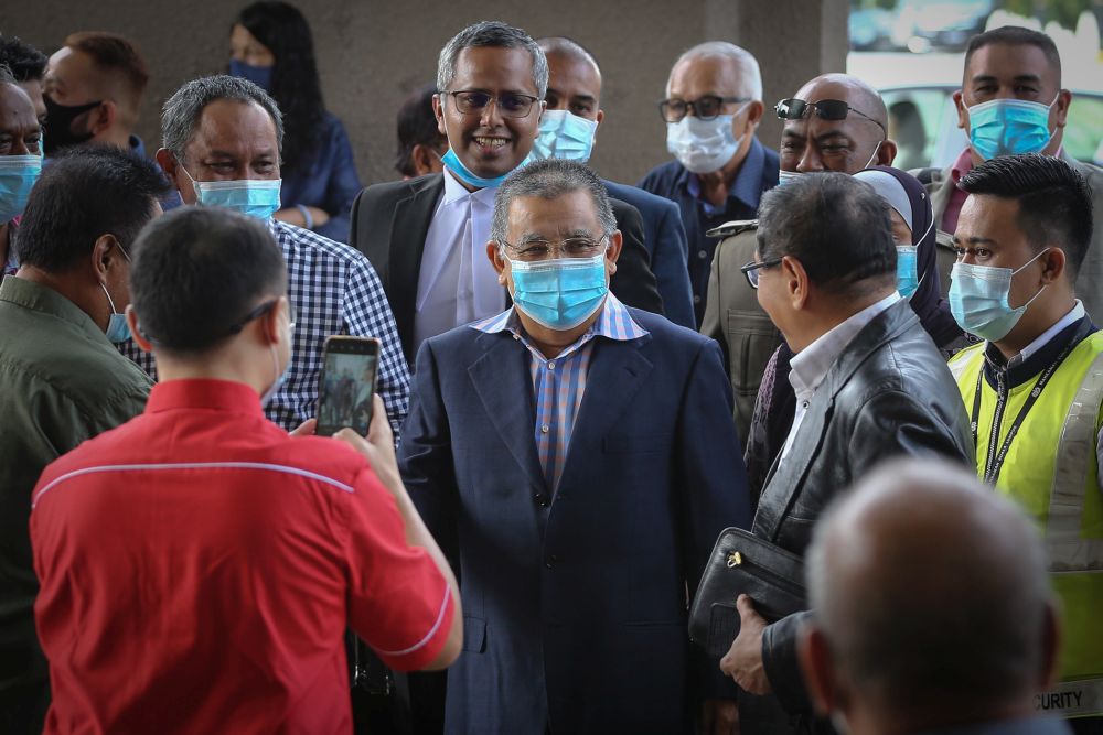 Tan Sri Mohd Isa Abdul Samad arrives at the Kuala Lumpur High Court June 16, 2020. u00e2u20acu201d Picture by Yusof Mat Isa