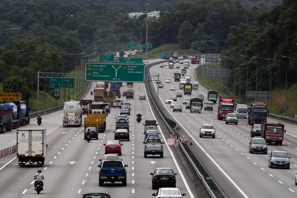 A general view of traffic on the North-South Expressway near the Sungai Buloh Overhead Bridge Restaurant on the first day of the recovery movement control order June 10, 2020. u00e2u20acu201d Picture by Yusof Mat Isann