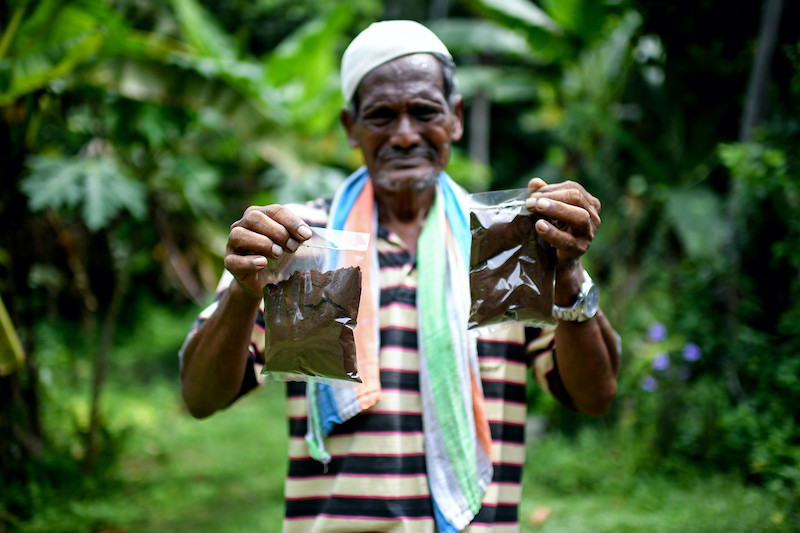 Mohd Sabiah or Pak Mat showing packets of the traditionally ground coffee powder that he makes. u00e2u20acu201d Bernama pic