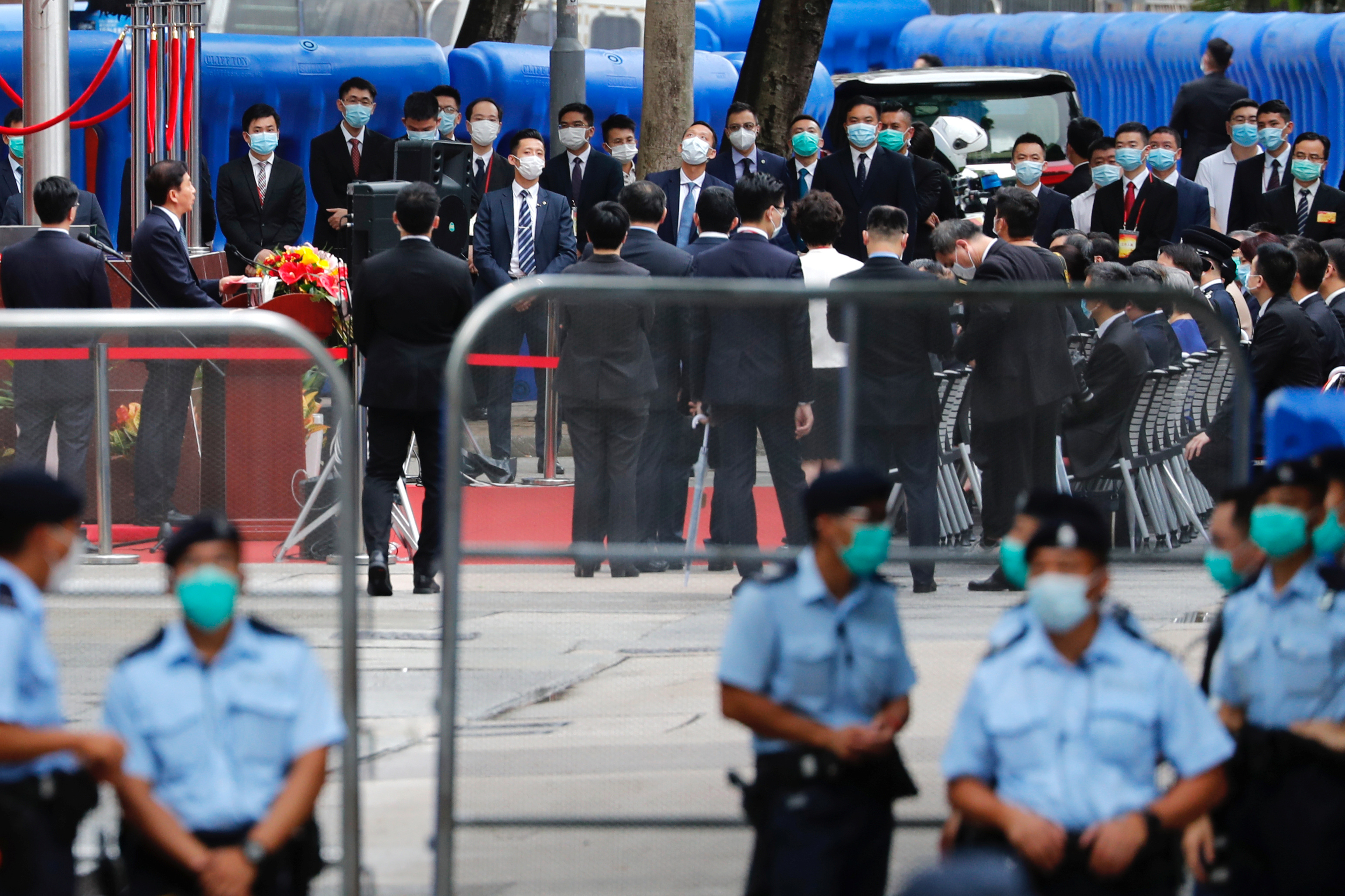 香港中联办主任骆惠宁致辞，大批机动部队人员在场戒备，周边还有大量港警巡逻。-路透社-