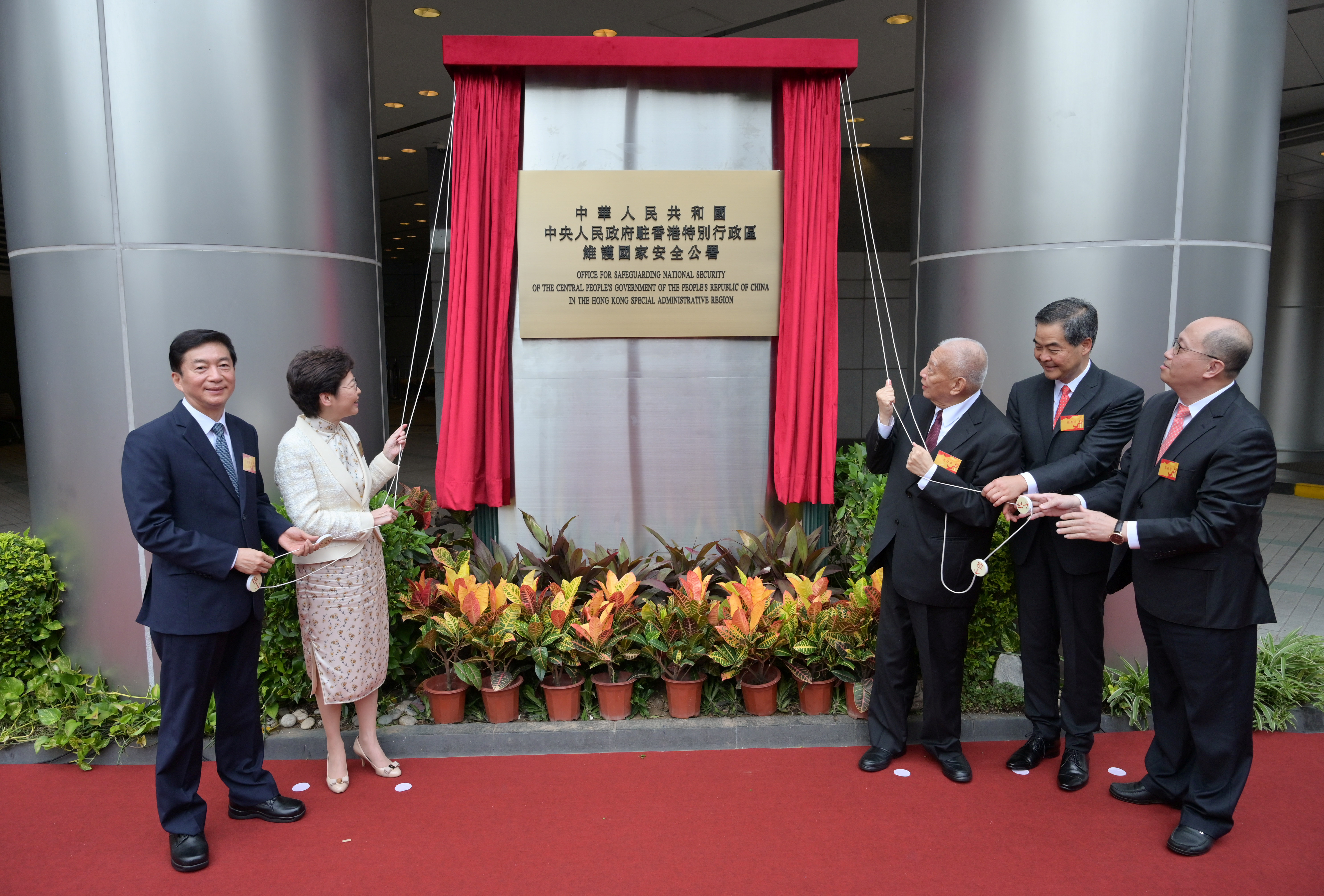 北京中央驻港国安公署周三上午挂牌开幕，驻港国安公署署长郑雁雄（右）首度公开亮相，香港中联办主任骆惠宁（左起）、香港特首林郑月娥、担任全国政协副主席的香港前特首董建华和梁振英等人也出席。-路透社-