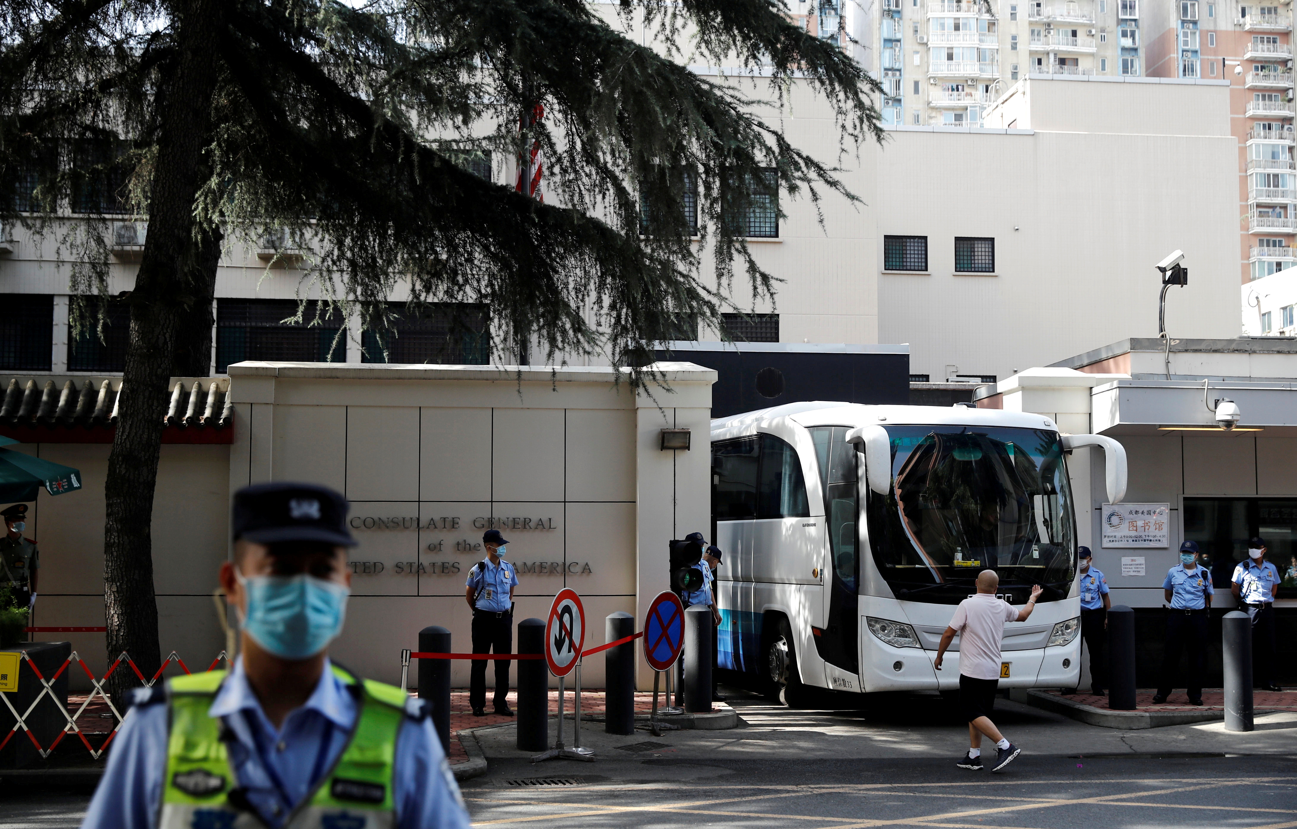 周日早上有旅游车从总领事馆内驶出，大批公安在场戒备。-路透社-