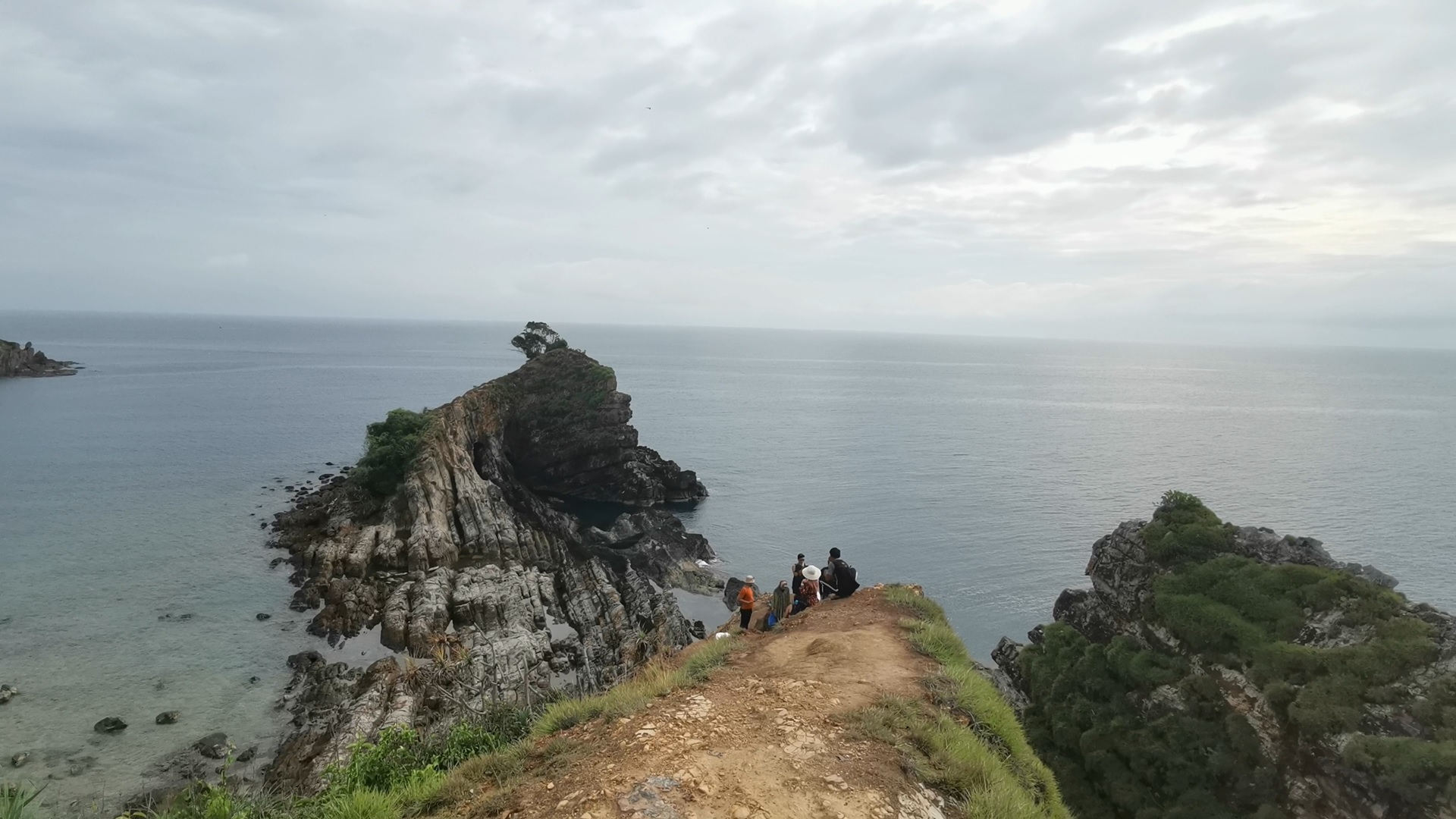 登顶后就可以把南中国海的壮丽景色尽收眼底啦，爱拍照的你怎么又可以错过这个特别的景色！-庄礼文摄-