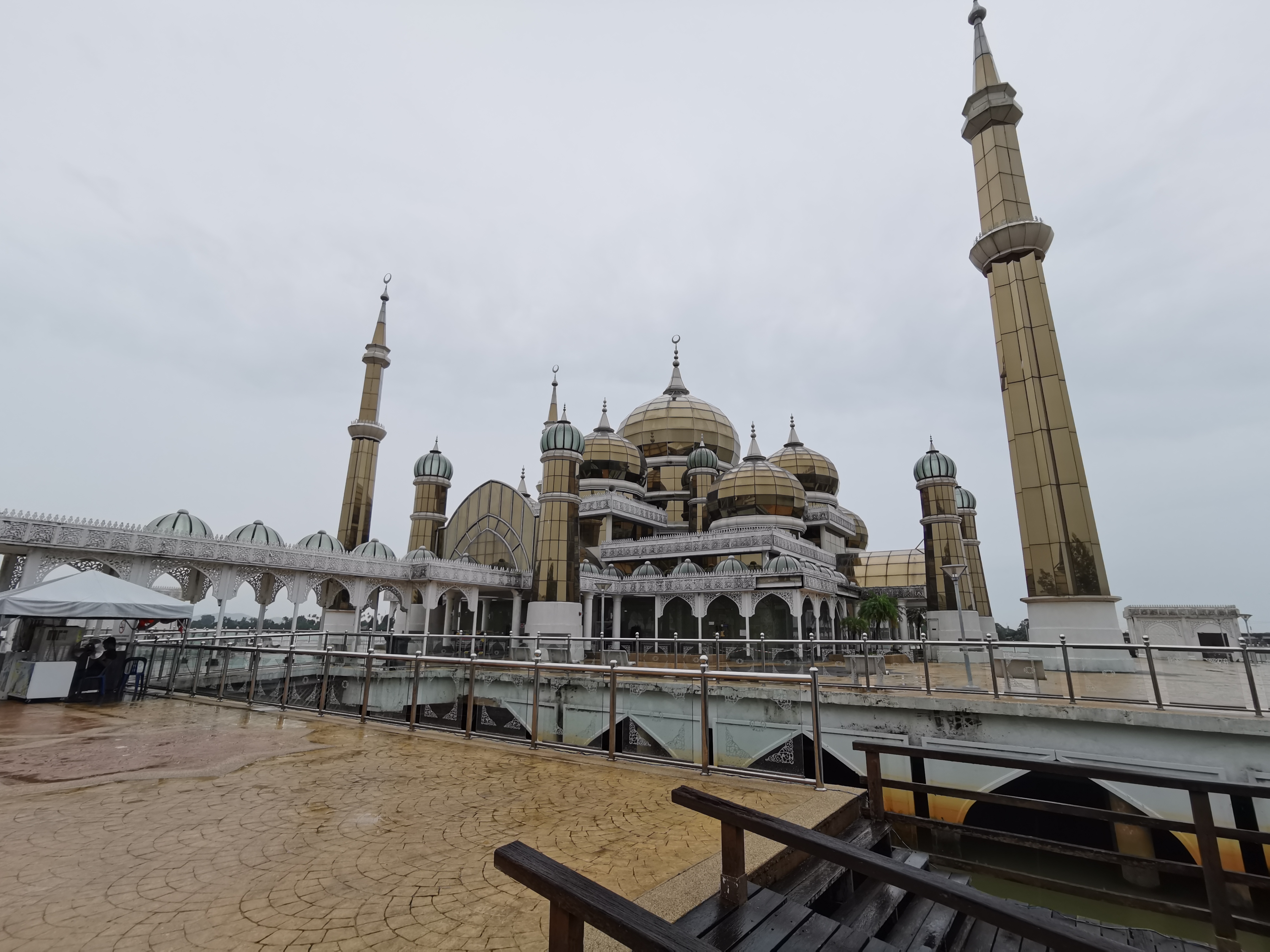 就算是雨天，也不影响这座水晶清真寺所带来的美丽景色。-庄礼文摄-