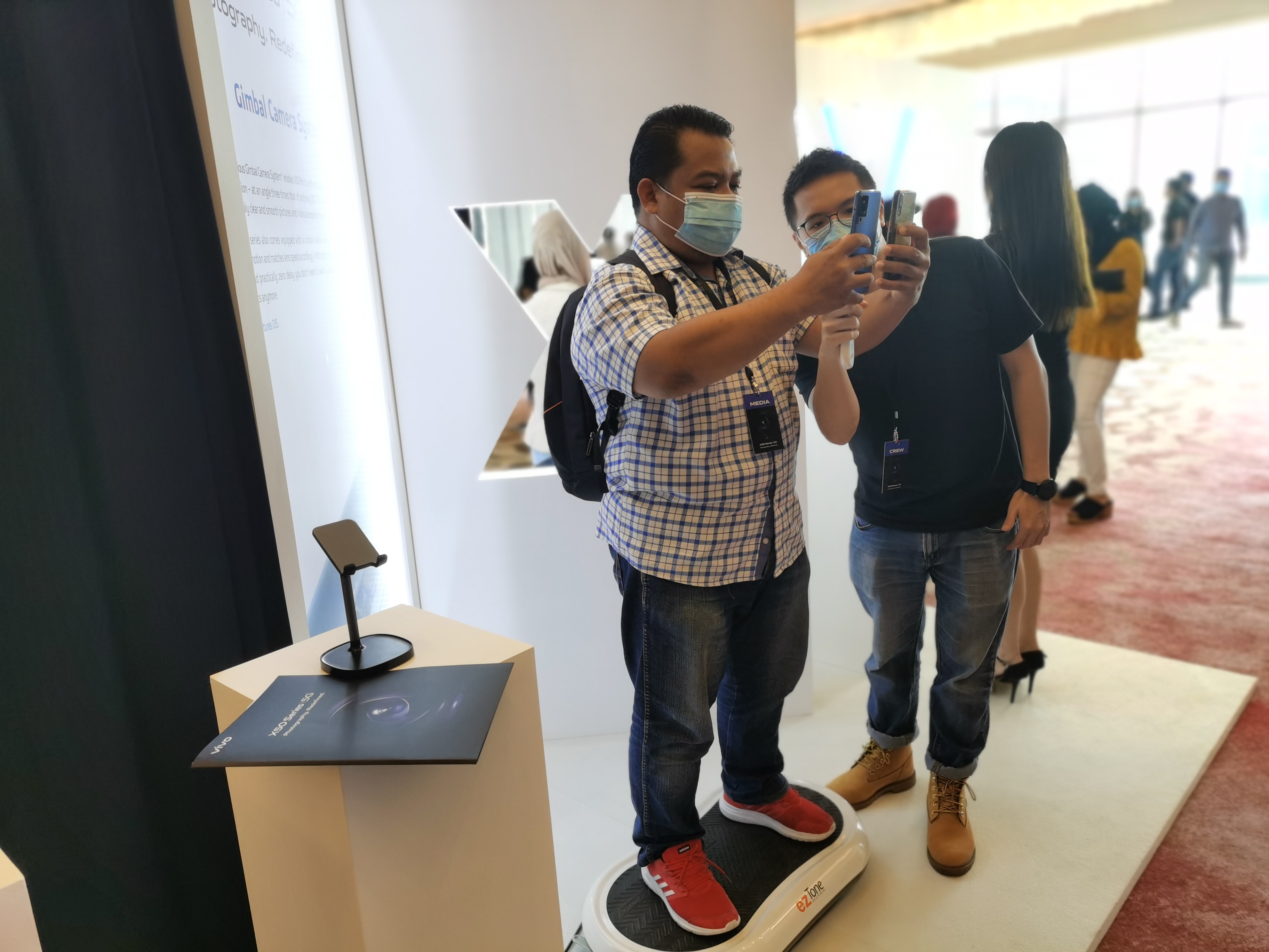 Vivo发布会现场也安排了摇摆瘦身机，让媒体朋友体验X50系列智能手机的超强防抖功能。-庄礼文摄-