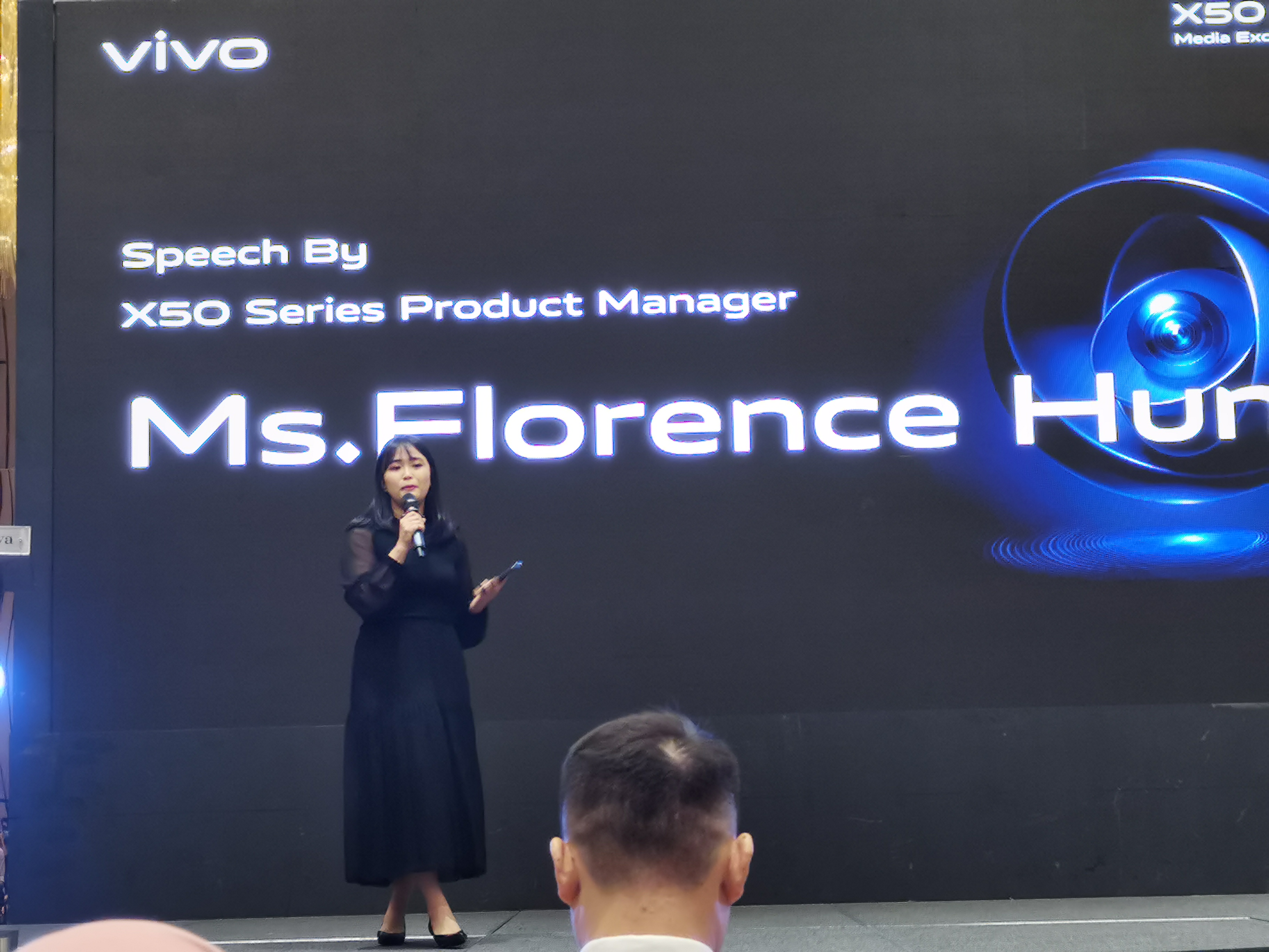 Vivo X50系列产品经理Florence Hung为媒体朋友讲解该手机的各种特点。-庄礼文摄-