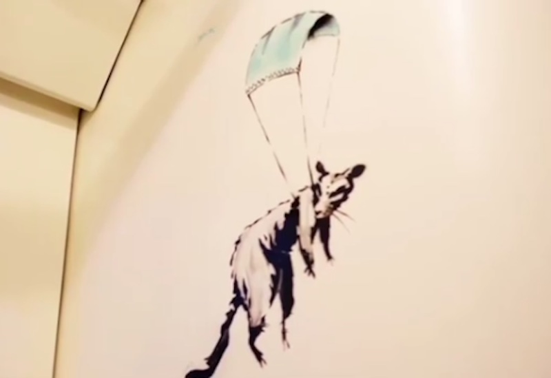 班克斯还画上用口罩当降落伞的老鼠。-摘自@banksy Instagram-