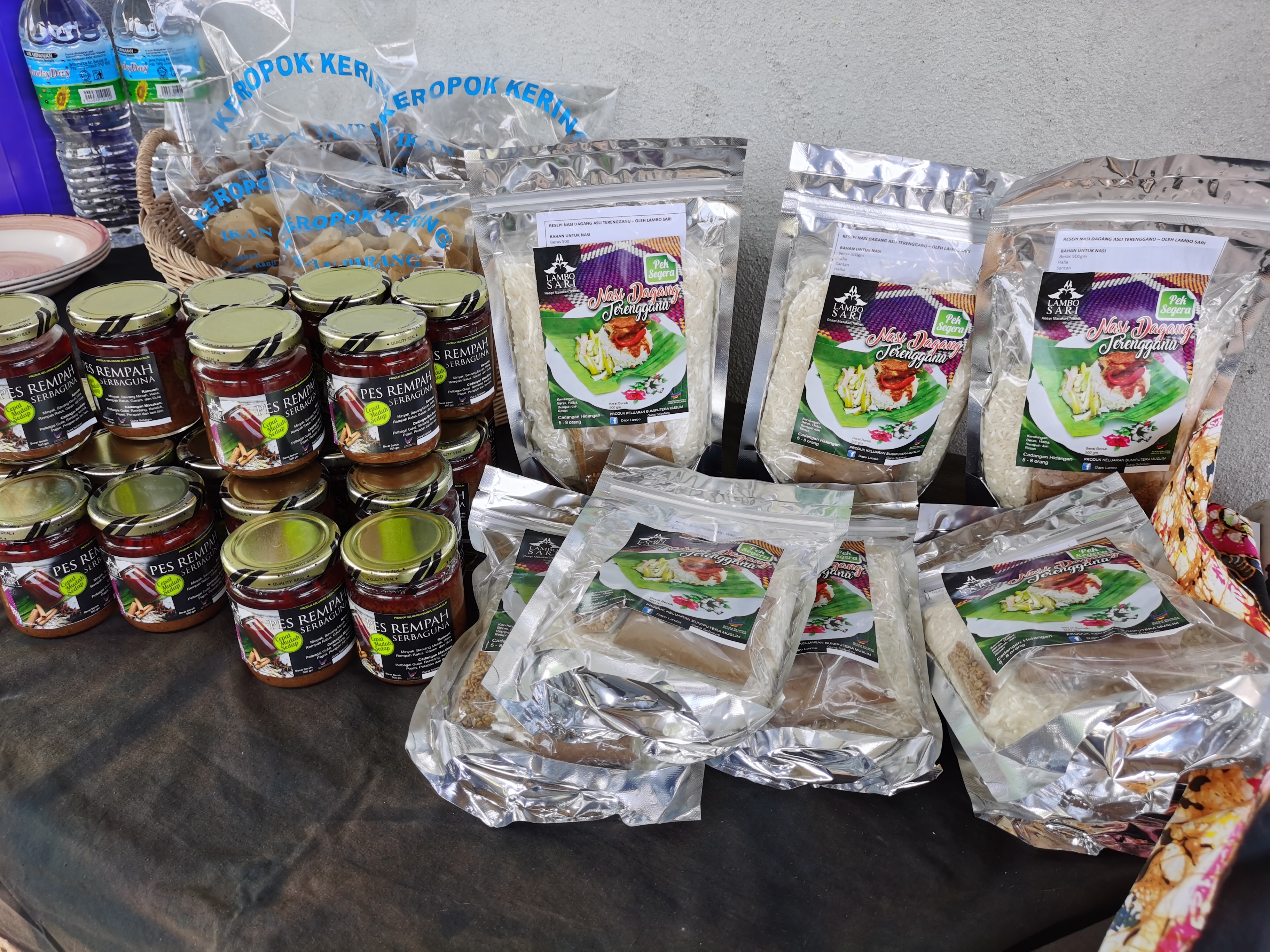 简便的料理包让游客回家后，也可以享用到登嘉楼风味的Nasi Dagang。-庄礼文摄-