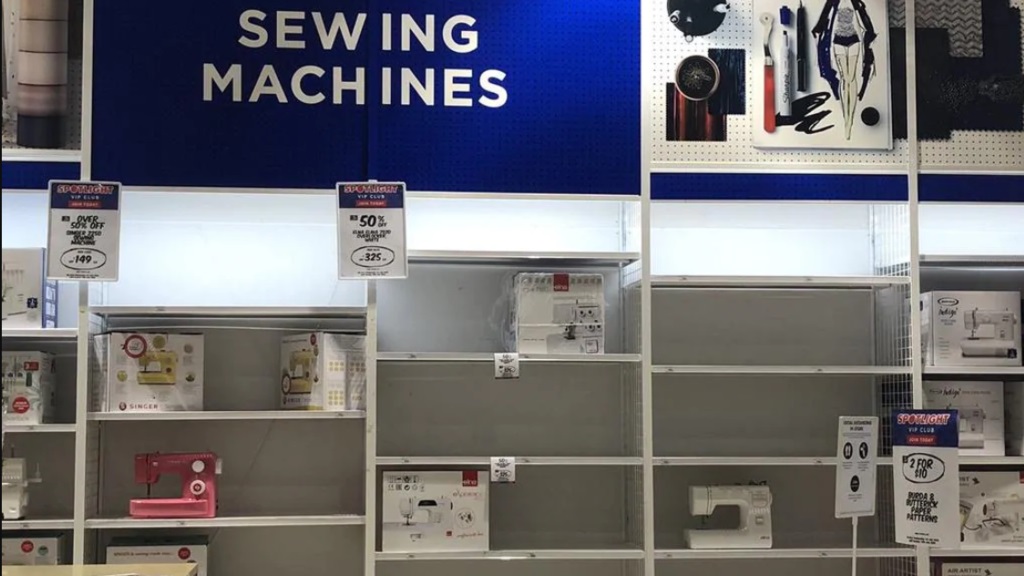 澳洲手工艺用品连锁店Spotlight内的缝纫机几乎被抢购一空。-图取自网络-