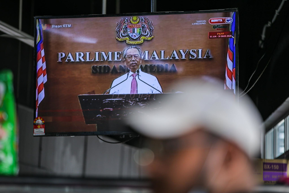 Patrons and workers at the LC Restaurant watch a live telecast of Prime Minister Tan Sri Muhyiddin Yassin in Putrajaya July 20, 2020. u00e2u20acu201d Picture by Hari Anggara