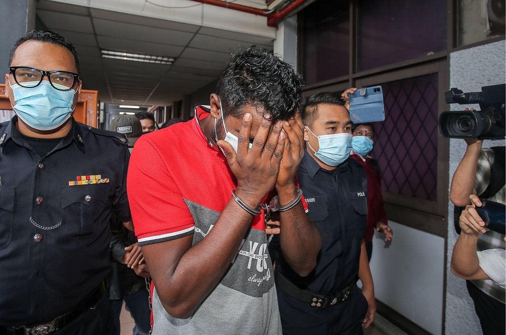 苏古因涉嫌伤人和持有危险武器被控上庭，惟他不认罪。-Farhan Najib摄-