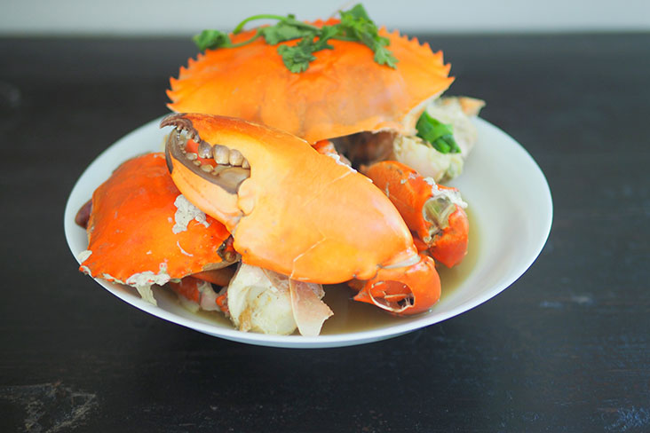 螃蟹佐以中国米酒、葱和姜汁，吃起来的蟹肉更觉香甜。-Lee Khang Yi摄-