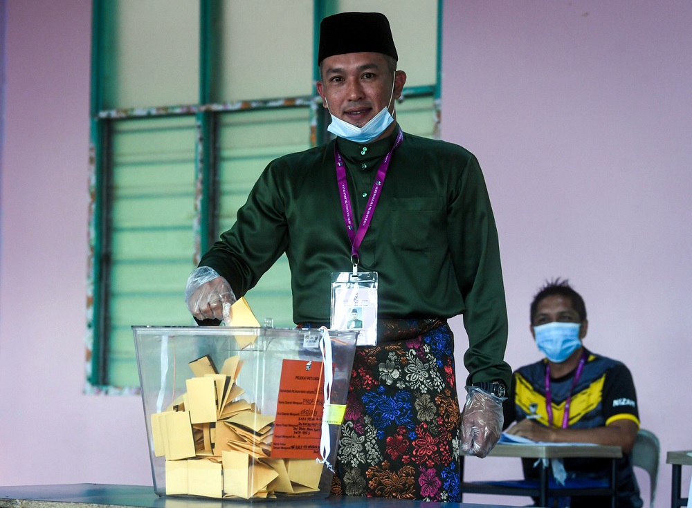 Barisan Nasional candidate Mohd Sharim Md Zain casts his vote at the Kelas Al-Quran dan Fardu Ain (KAFA) Felda Chini 3 polling centre in Pekan July 4, 2020. u00e2u20acu2022 Bernama pic
