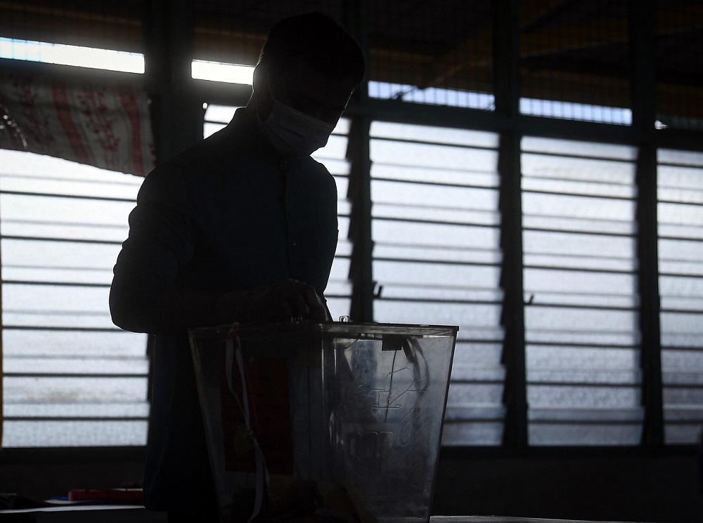 A voter casts his ballot at the Kelas Al-Quran dan Fardu Ain (KAFA) Felda Chini 3 polling centre in Pekan July 4, 2020. u00e2u20acu2022 Bernama pic