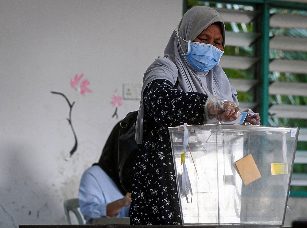 A voter casts her ballot at the Kelas Al-Quran dan Fardu Ain (KAFA) Felda Chini 3 polling centre in Pekan July 4, 2020. u00e2u20acu2022 Bernama pic