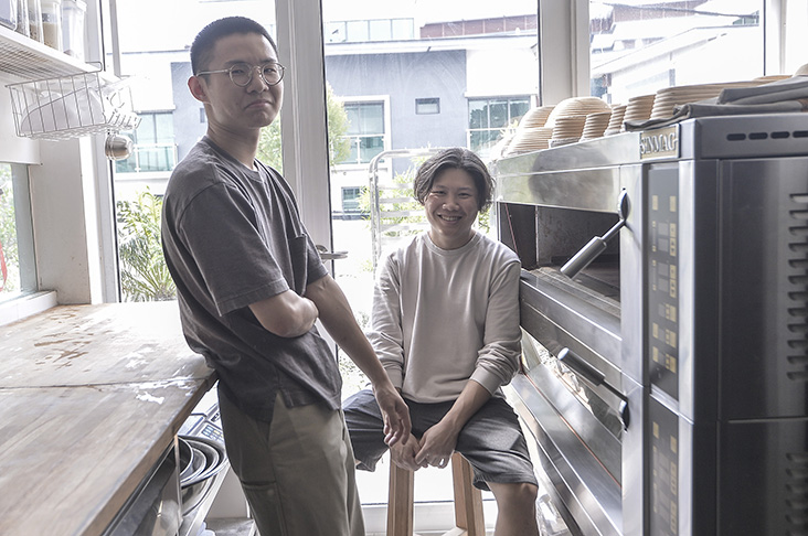 Dou Dou Bake是由One Half创办人Keith Koay（站立）和Artisan Roastery创办人Joey Mah共同创办的面包店。-Shafwan Zaidon及Miera Zulyana摄-