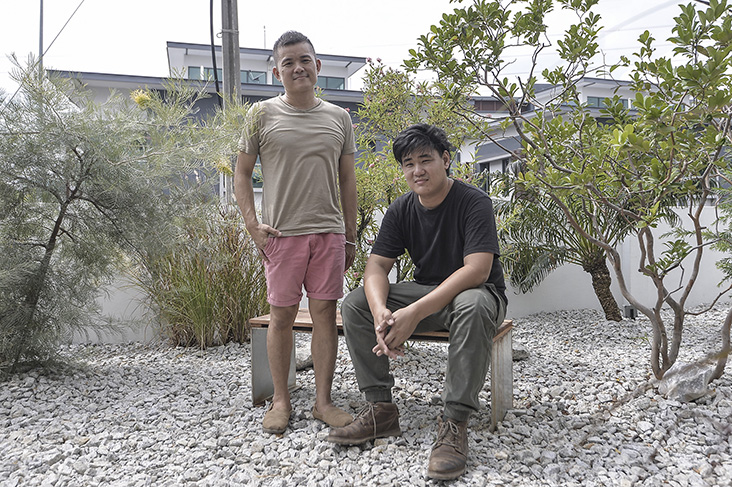 Dou Dou Bake是由来自Sputnik Forests Labs的景观设计师Wei Ming（坐着）及室内设计师Joey Mah（站着）设计。-Shafwan Zaidon及Miera Zulyana摄-