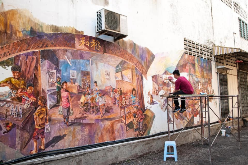 赖伟权在怡保新街场后巷画上各种富有民族文化特色的壁画。-图取自赖伟权的脸书-