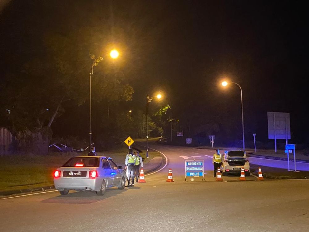 Police personnel man a roadblock on the road leading to Istana Negeri in Kota Kinabalu July 29, 2020. u00e2u20acu201d Picture by Julia Chan