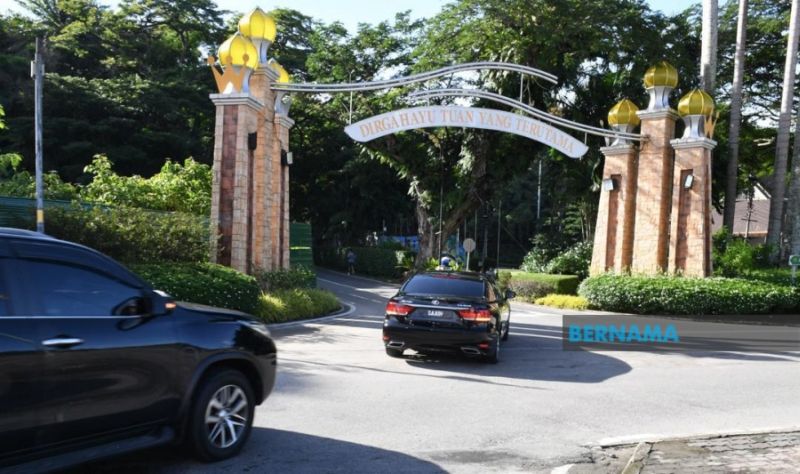 A vehicle ferrying Sabah Chief Minister Shafie Apdal is seen leaving Istana Negeri, Kota Kinabalu July 30, 2020. u00e2u20acu2022 Picture via Twitter