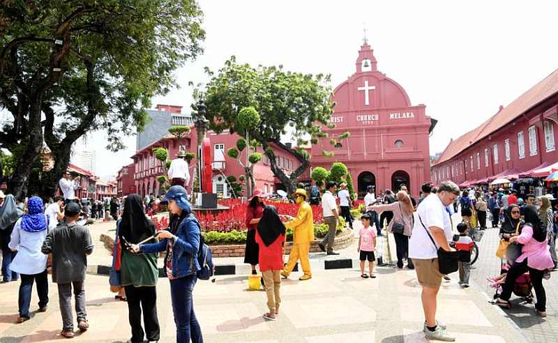 自从允许国内旅游之后，本地的旅游景点又变得热闹起来。-马新社-