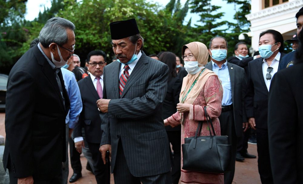 Balung rep Datuk Osman Jamal has a word with Tan Sri Musa Aman (centre) at the latteru00e2u20acu2122s residence in Kota Kinabalu July 29, 2020. u00e2u20acu2022 Bernama picn
