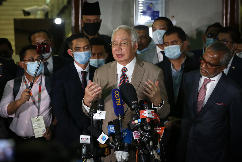 Datuk Seri Najib Razak speaks to reporters at the Kuala Lumpur High Court lobby July 28, 2020. u00e2u20acu201d Picture by Yusof Mat Isa
