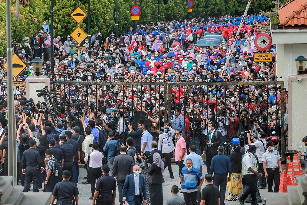 Datuk Seri Najib Razak arrives at the Kuala Lumpur Court Complex accompanied by hundreds of his supporters clad in red and blue, July 28, 2020. u00e2u20acu2022 Picture by Ahmad Zamzahuri