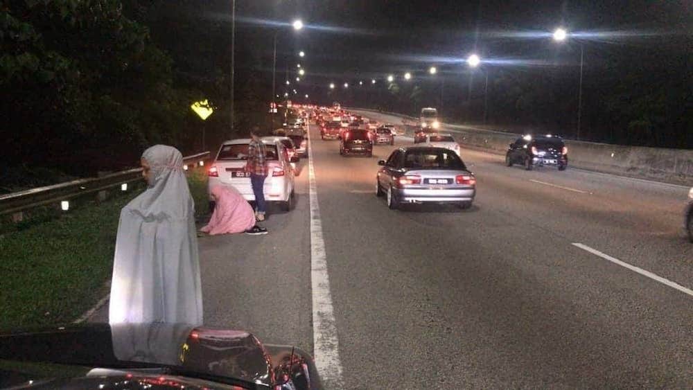 This photo from social media shows Muslims praying on the tarmac on the emergency lane on the KLK Highway.