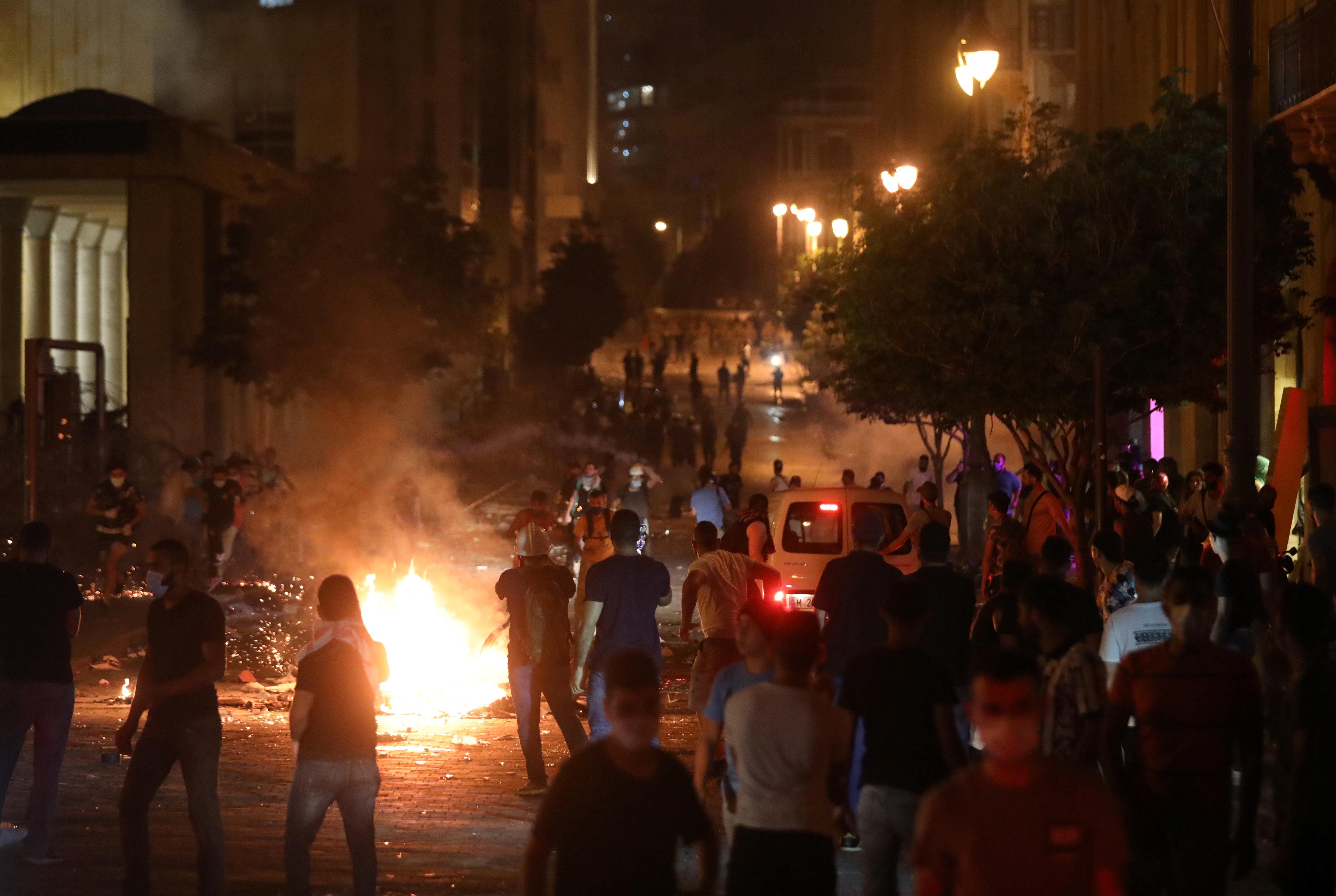 保安部队在国会附近，向示威者发发射催泪弹，双方爆发冲突。-路透社-