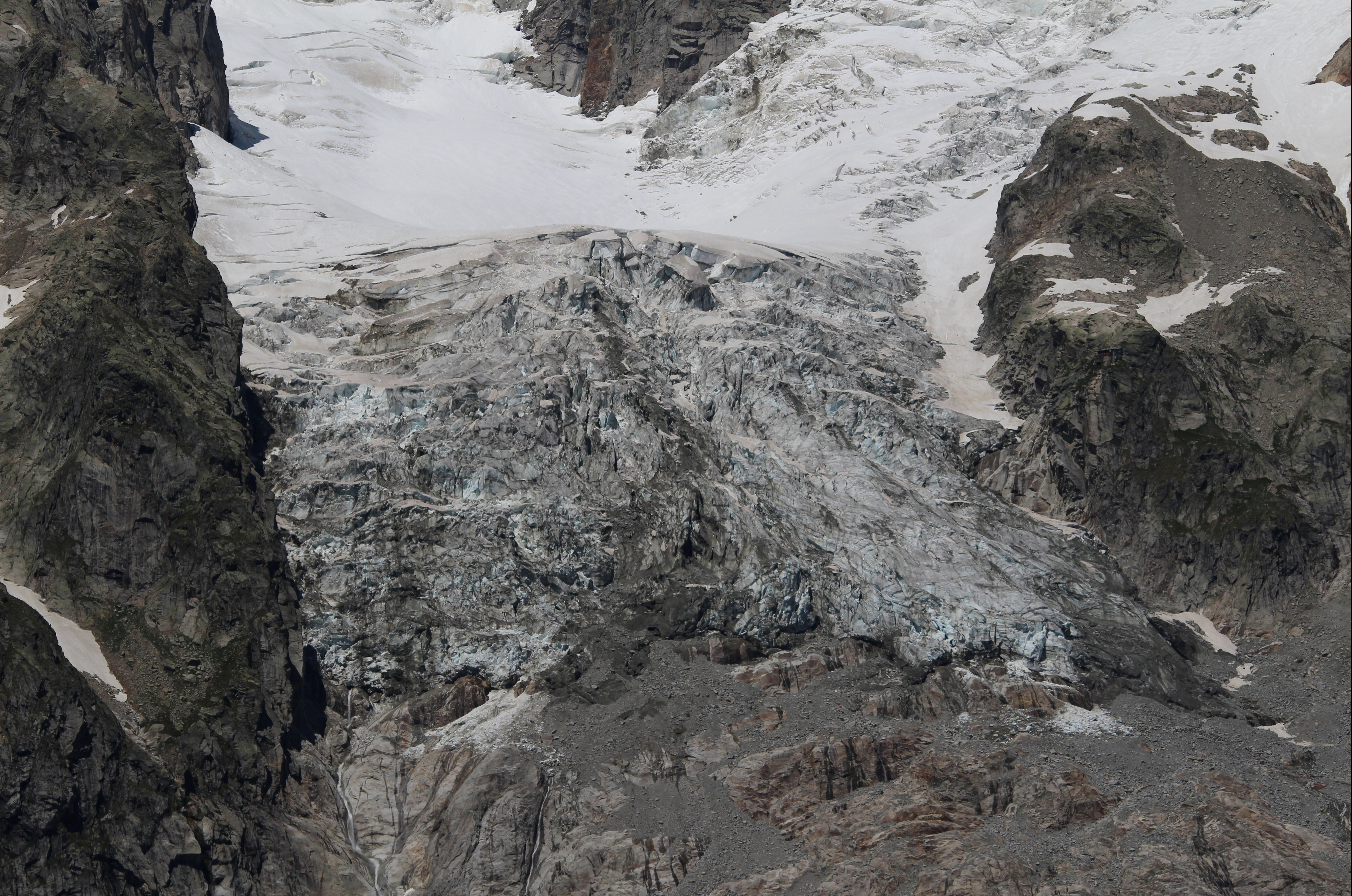 是次的融冰位于勃朗峰南部的冰川普兰平修，在海拔2600公尺至2800公尺之处。该冰川的融冰速度，自2013年起就一直被密切关注。-路透社-   