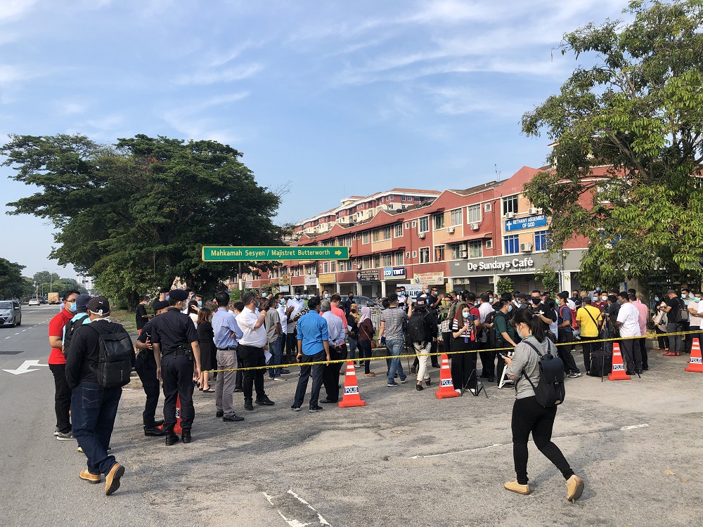 媒体只能在法庭外围守候，只有少数媒体被允许进入采访。-Opalyn Mok摄-