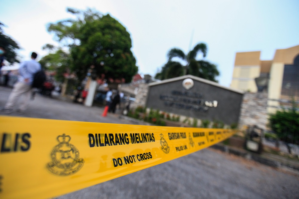The police have cordoned the entrance of the Butterworth courthouse ahead of Lim Guan Engu00e2u20acu2122s graft case, August 10, 2020. u00e2u20acu201d Picture by Sayuti Zainudin