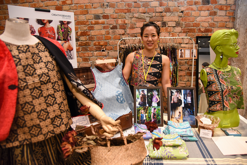 Kang Pei Shern她希望使用色彩鲜艳的传统布料来制作舒适且现代的上衣。- Steven Ooi KE摄-