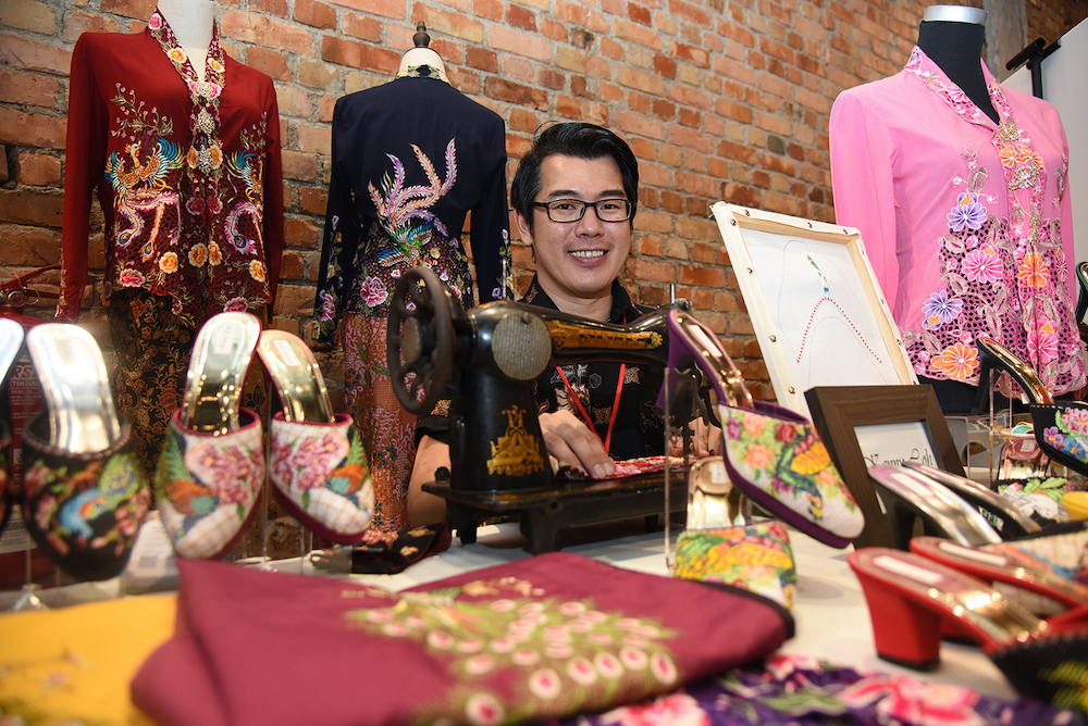 Kenny Loh先从学习制作串珠鞋开始，之后才学习如何缝制卡巴雅的手工绣花。-Steven Ooi KE摄-