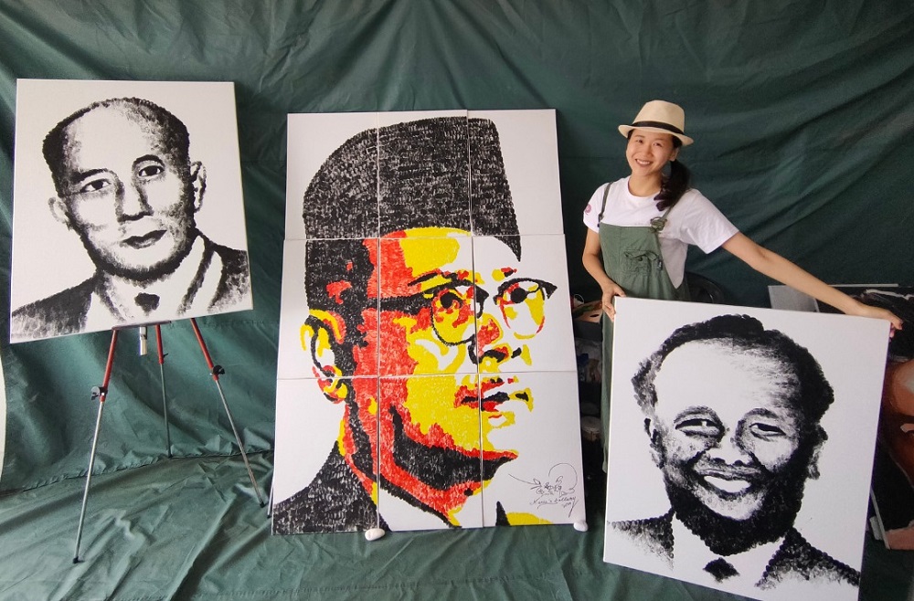 Vivian Ng together with her thumbprint portraits of Tun Tan Cheng Lock, Tunku Abdul Rahman and Tun VT Sambanthan. u00e2u20acu201d Picture courtesy of Vivian Ng