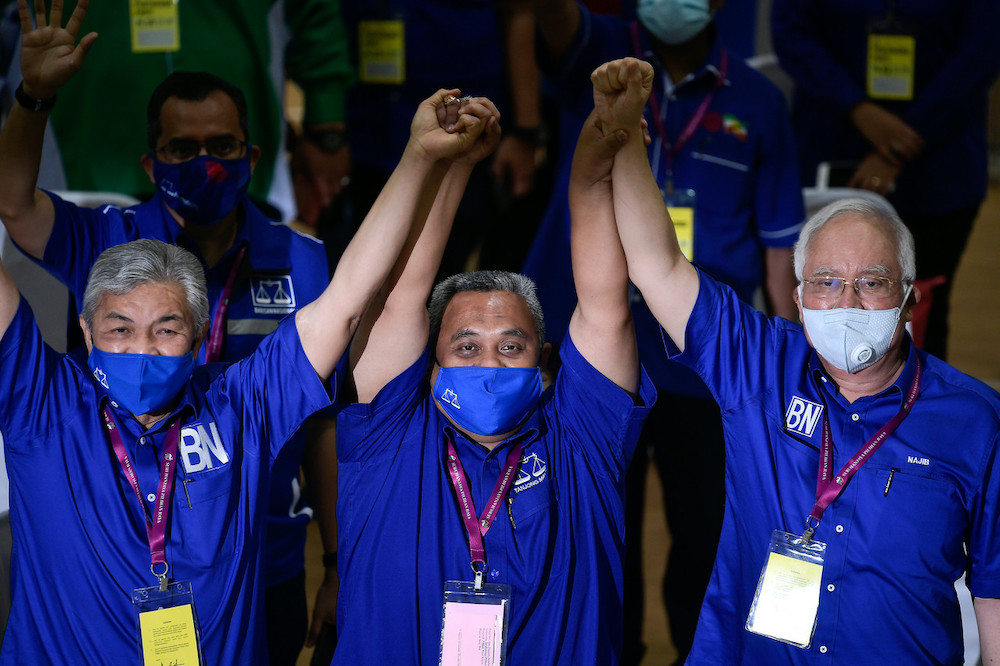 BN candidate Mohd Zaidi Aziz flanked by BN President Datuk Seri Zahid Hamidi and Pekan MP Datuk Seri Najib Razak, celebrate the partyu00e2u20acu2122s win at the Slim by-election, August 28, 2020. u00e2u20acu201d Bernama pic