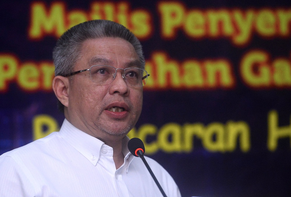 Health Minister Datuk Seri Dr Adham Baba speaks during the handing-over ceremony of 100,000 pieces of face masks to Pertubuhan Gabungan Tahfiz Negeri Johor in  Johor Baru August 29, 2020. u00e2u20acu201d Bernama pic