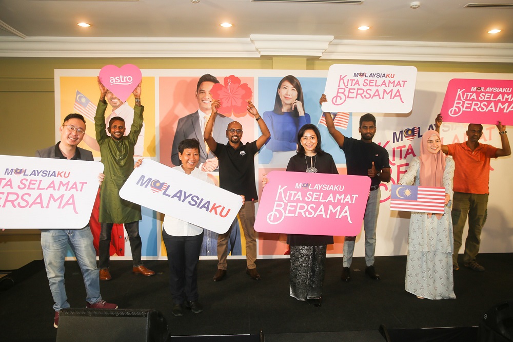 The stars and creators involved in the u00e2u20acu02dcMalaysiaku Kita Selamat Bersamau00e2u20acu2122 campaign posing for a group photo during a press conference on August 25 in Kuala Lumpur. u00e2u20acu201d Picture by Choo Choy May